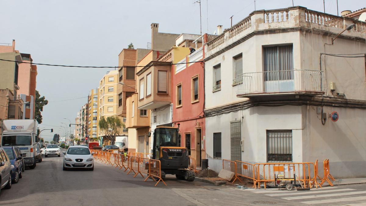 La red de viales municipales situados en el núcleo urbano de la población requiere de un tratamiento periódico.