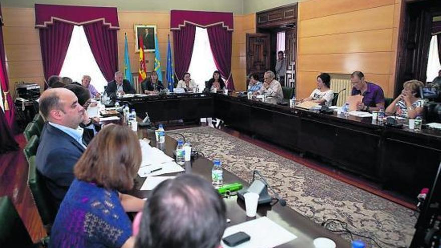 El Pleno organizativo de ayer, con el grupo municipal de Foro Asturias, que logró un liberado, en primer término.