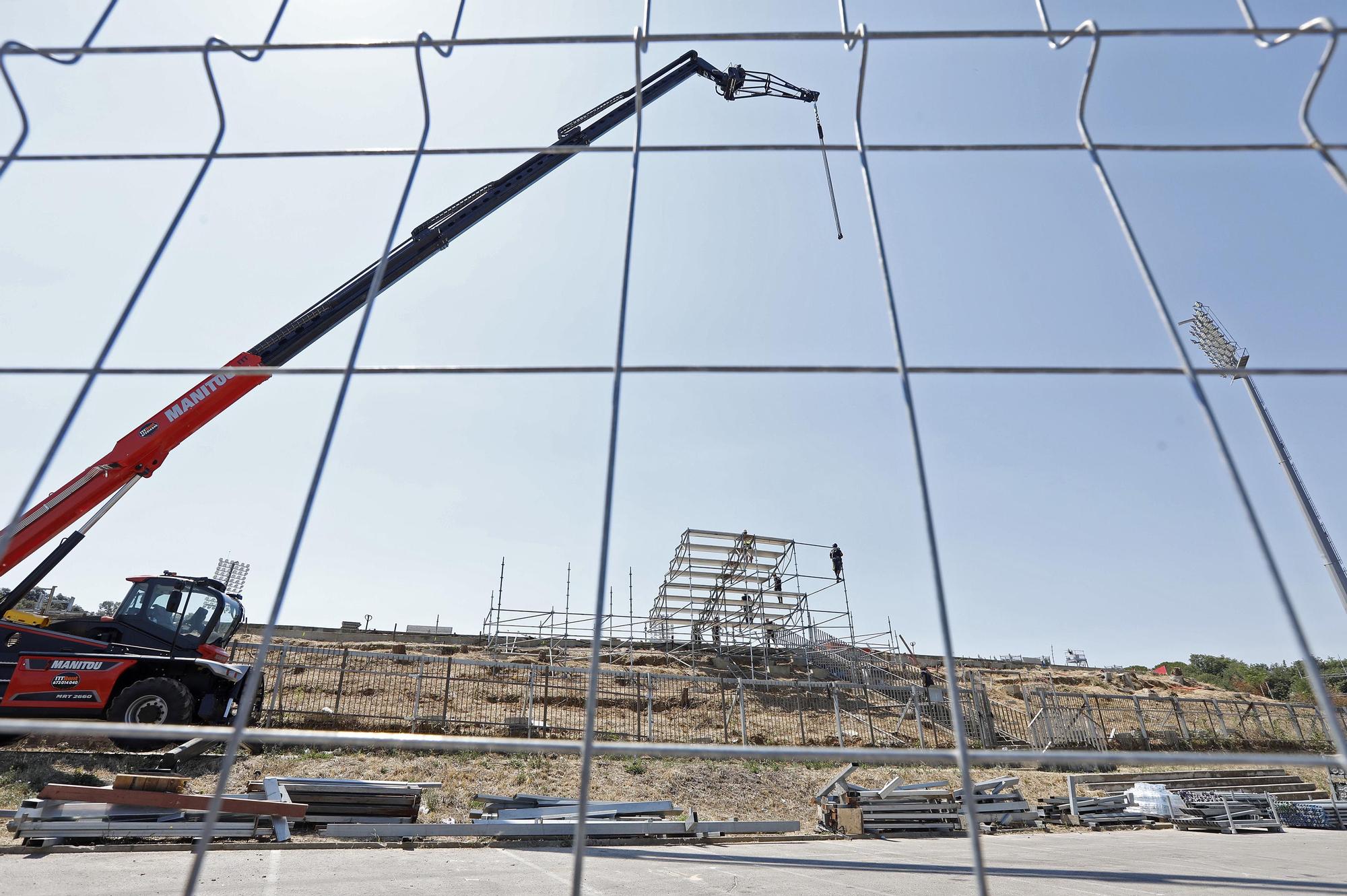 La instal·lació de la graderia supletòria del Gol Nord a Montilivi