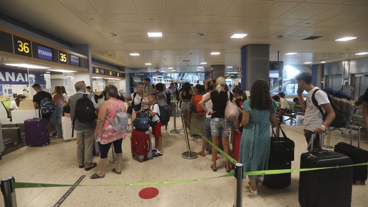 Colas en los mostradores de facturación del aeropuerto de Valencia