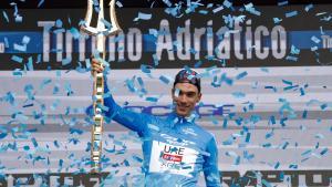 Ayuso celebra su victoria en La Corsa dei due Mari 