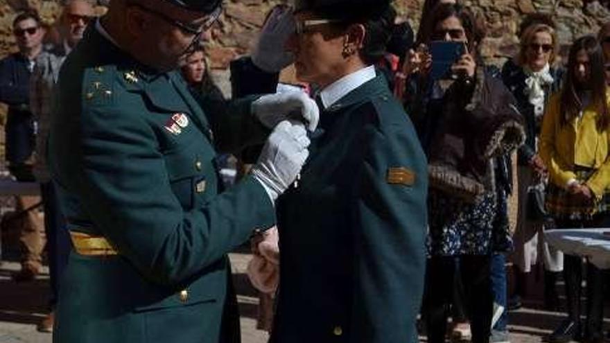 El capitán (izquierda) poniendo la cruz al mérito a Prieto.