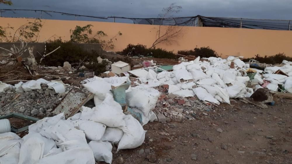 Sorprendido un contratista que arrojaba escombros en un solar de Las Huesas