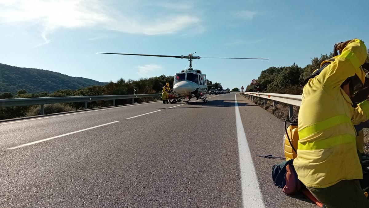 Bomberos forestales bajan del helicóptero para acudir al incendio en Espiel este domingo.