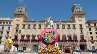 La Hoguera Oficial ya dibuja su silueta en la plaza del Ayuntamiento de Alicante
