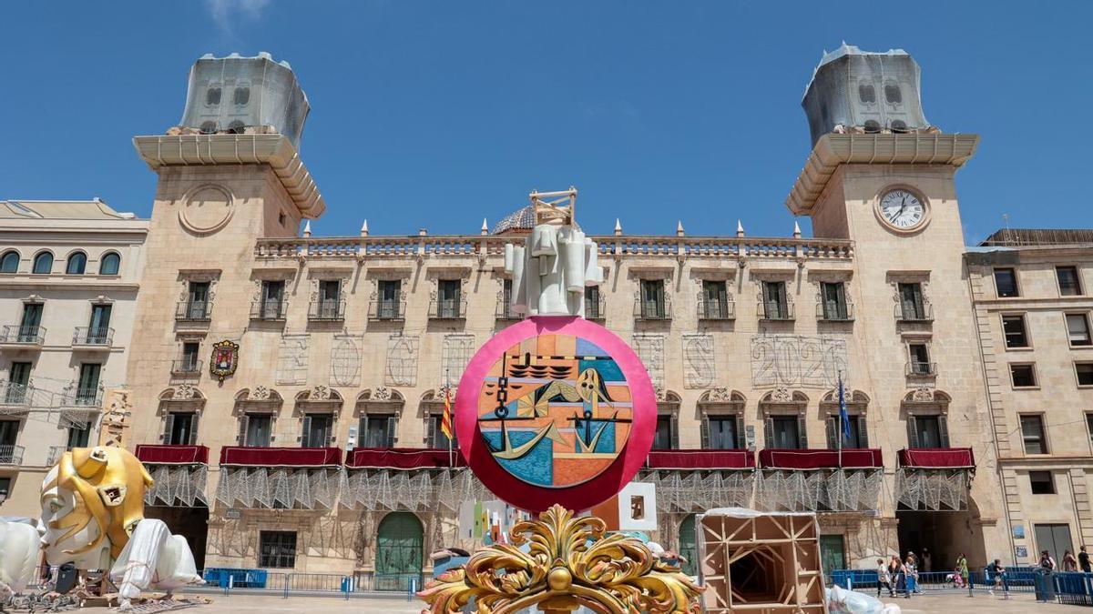 Las piezas de la Hoguera Oficial empiezan a llegar a la plaza del Ayuntamiento de Alicante