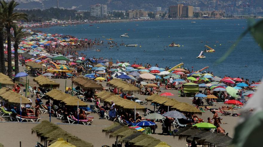 Vista de la playa de El Bajondillo de Torremolinos, una de las localidades que deberán renovar su acreditación.