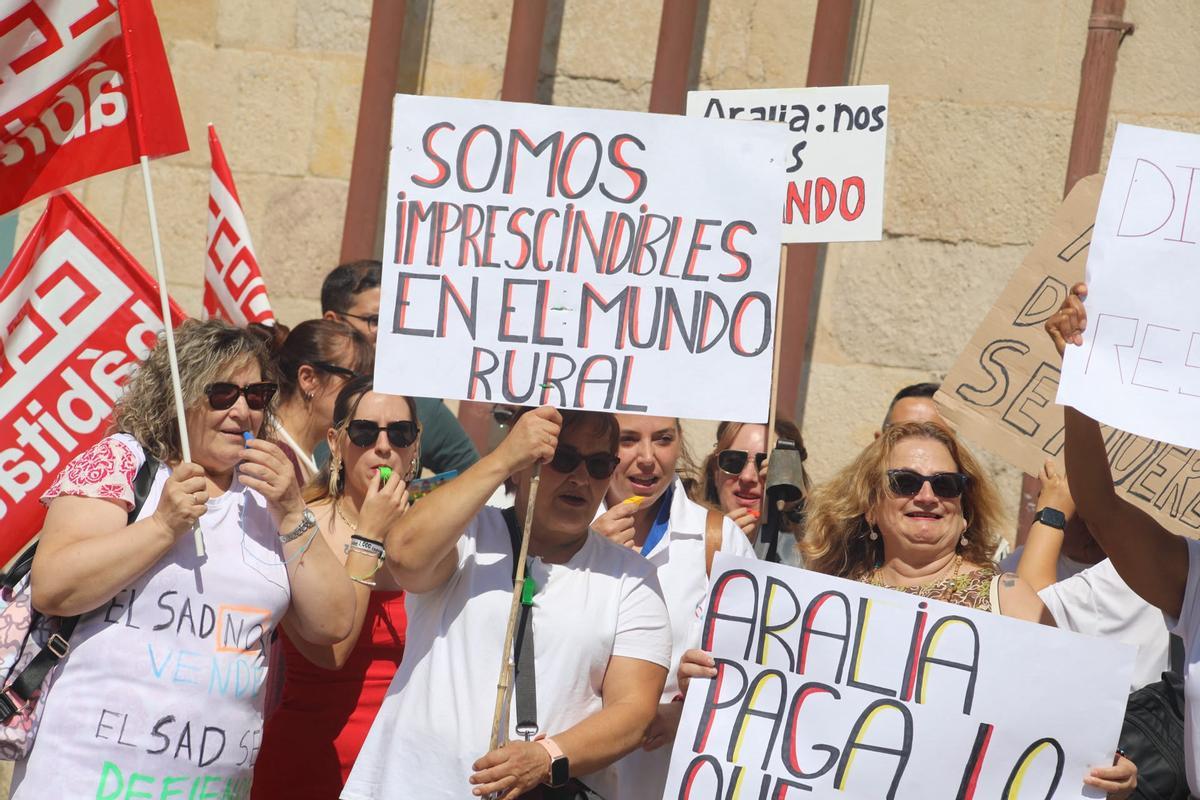 Trabajadoras de ayuda a domicilio de Zamora denuncian impagos de Aralia Trabajadoras de ayuda a domicilio de Zamora denuncian impagos de Aralia