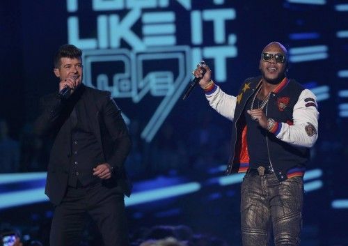 Thicke and Flo Rida perform "I Don't Like It, I Love It" during the 2015 Teen Choice Awards in Los Angeles