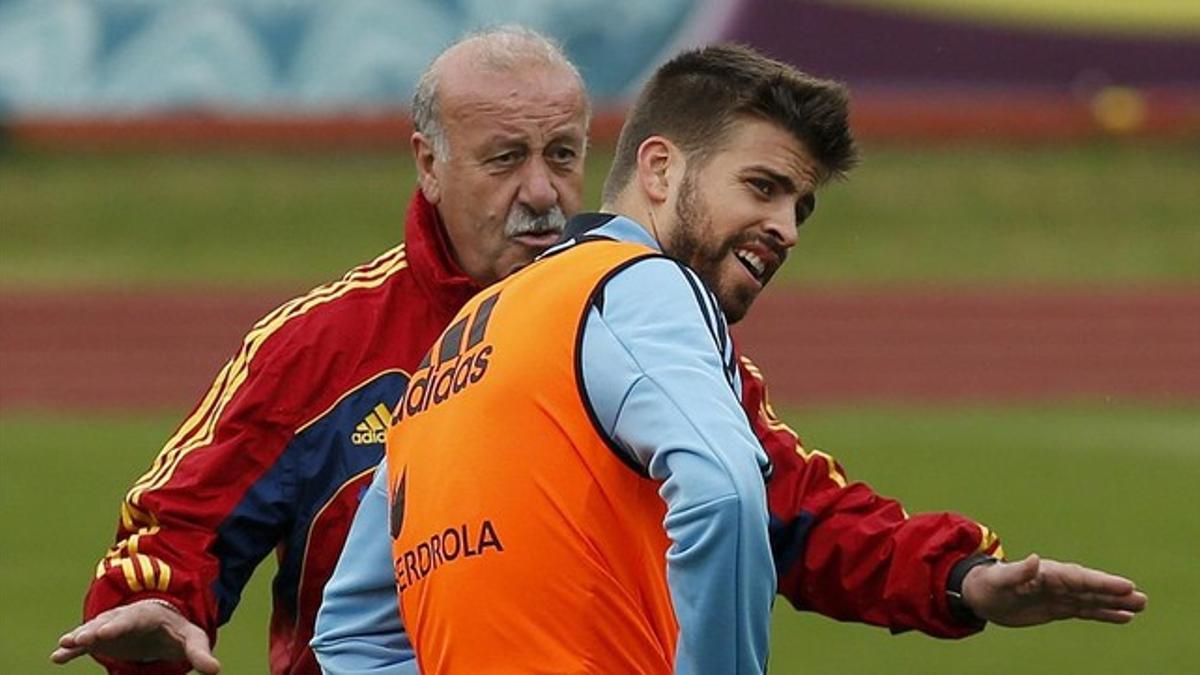 Del Bosque da instrucciones a Piqué en un entrenamiento.