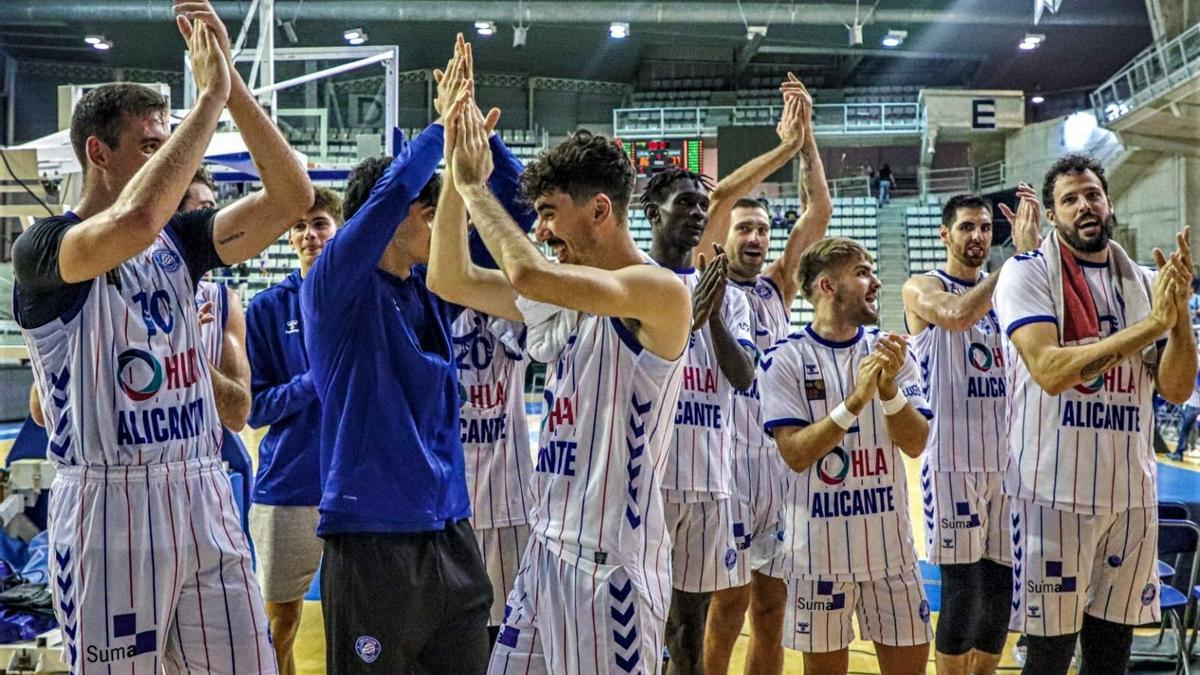 Los jugadores del HLA Alicante celebran la victoria sobre Albacete en el pabellón Pedro Ferrandiz.