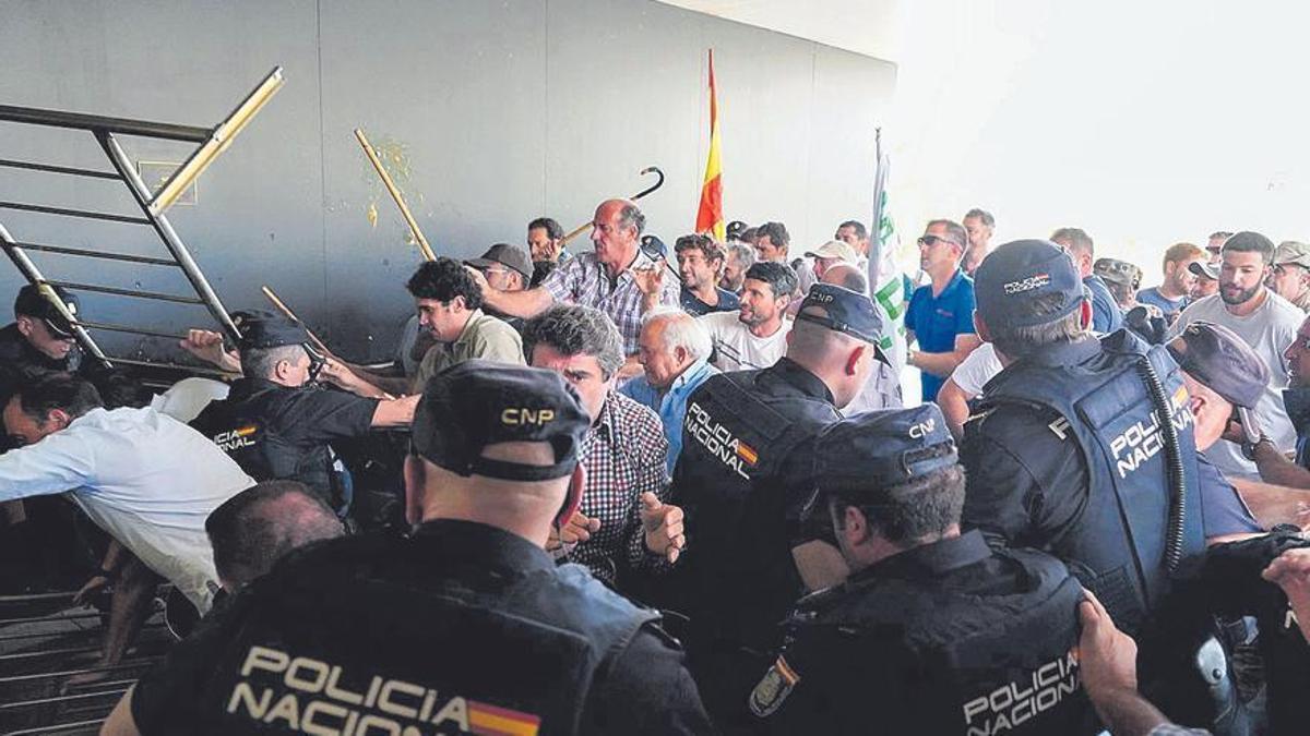 Asalto de Ganaderos a la Delegación de la Junta de Castilla y León en Salamanca, el 5 de junio.