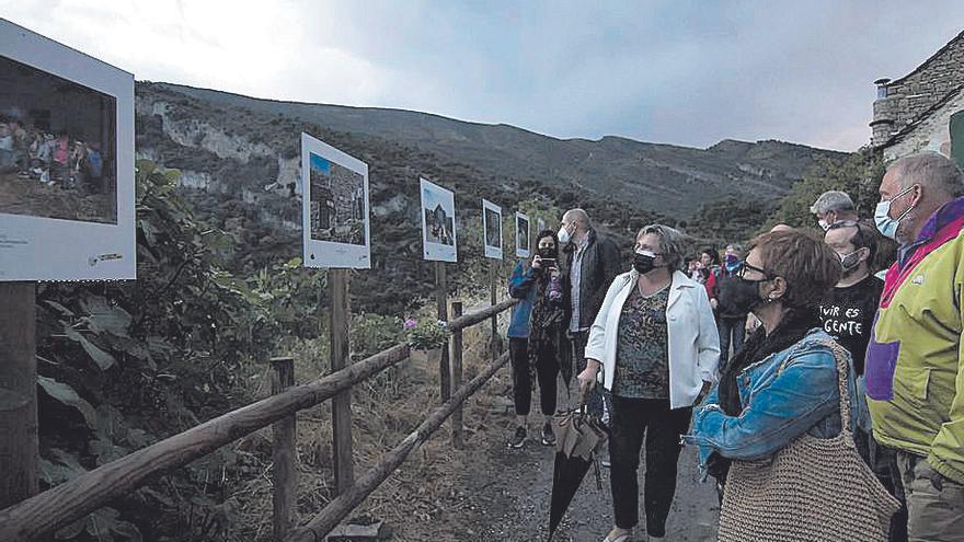 La muestra inauguró una exposición fotográfica sobre los diez años de festival en Ascaso.