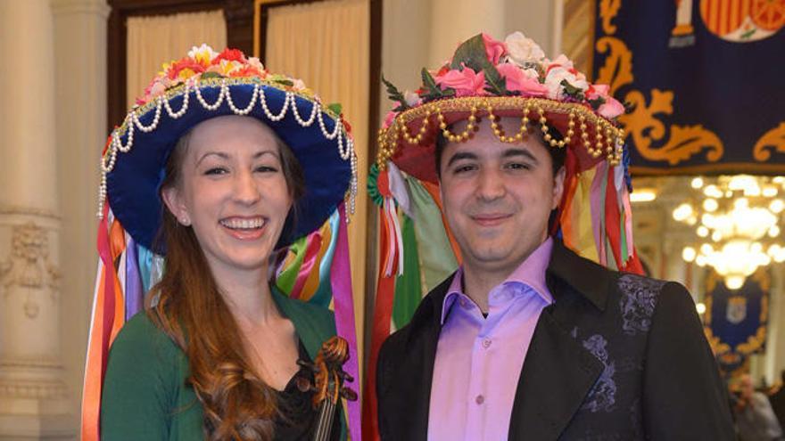 Nilsen y Reina con los sombreros típicos de las pandas de verdiales.