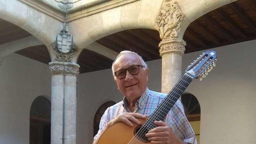 Juan García Rodero posa junto a uno de sus instrumentos.