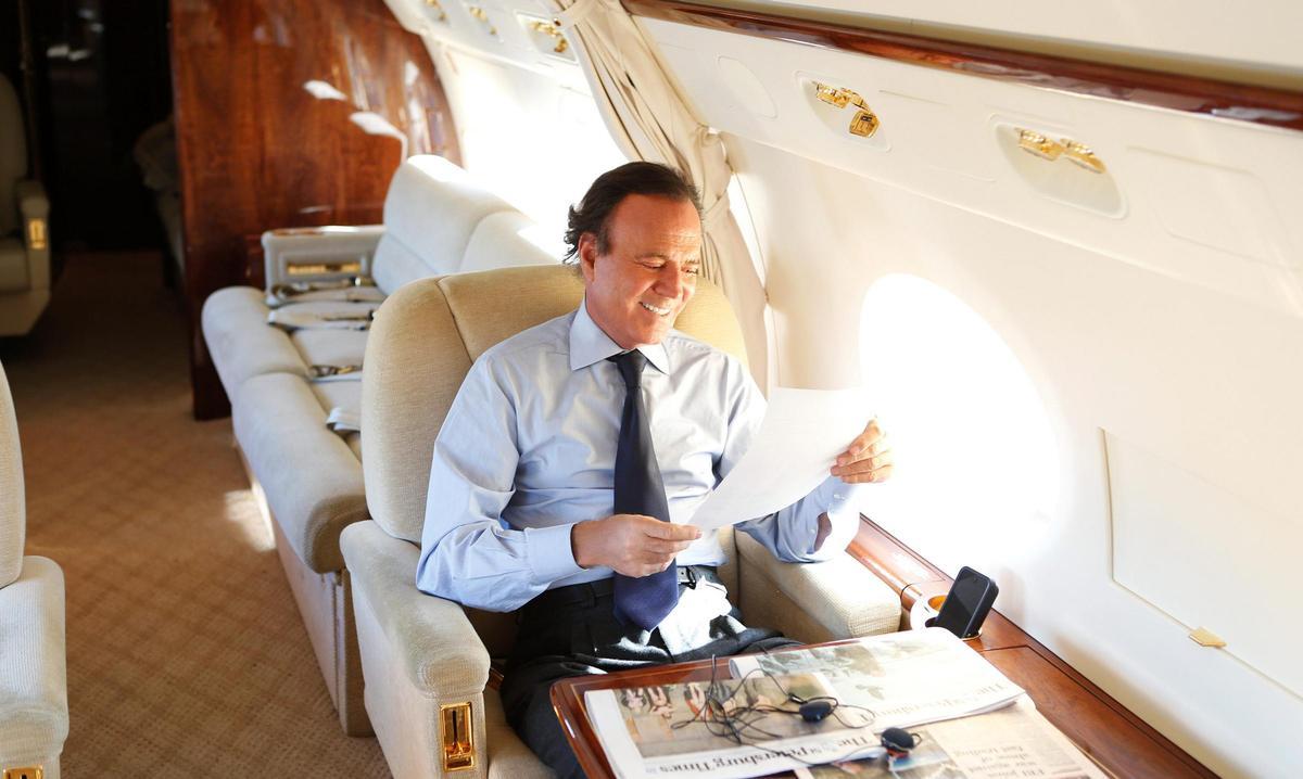 Fotografía de archivo de Julio Iglesias en su avión privado.