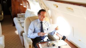 Fotografía de archivo de Julio Iglesias en su avión privado.