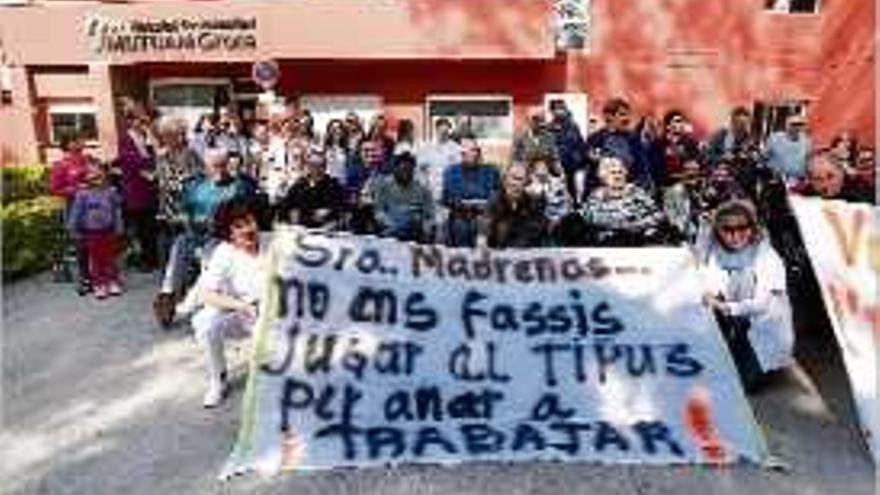 Imatge de la protesta amb pancartes reclamant un camí segur.