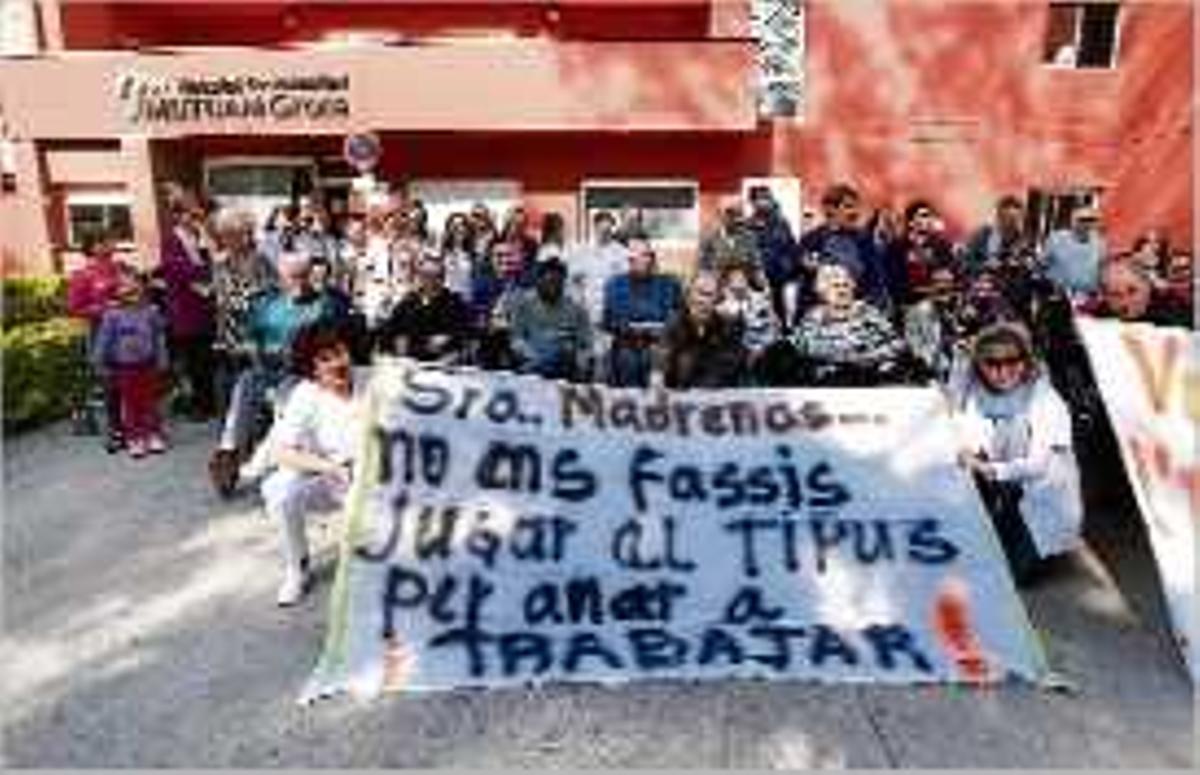 Imatge de la protesta amb pancartes reclamant un camí segur.
