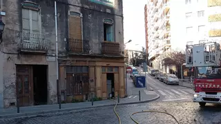 Rescaten del balcó un veí i els seus gossos en un incendi a Figueres