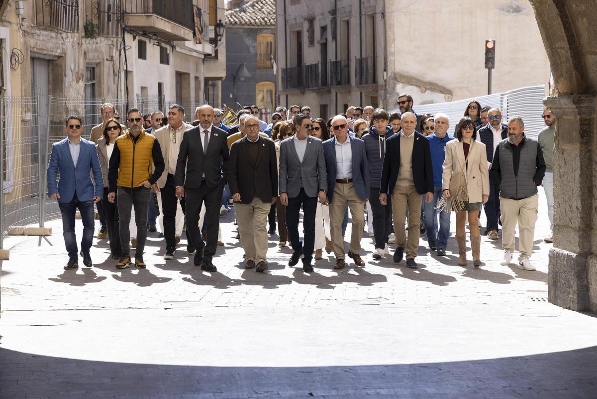 Autoridades y representantes festeros, camino al Museo de la Fiesta