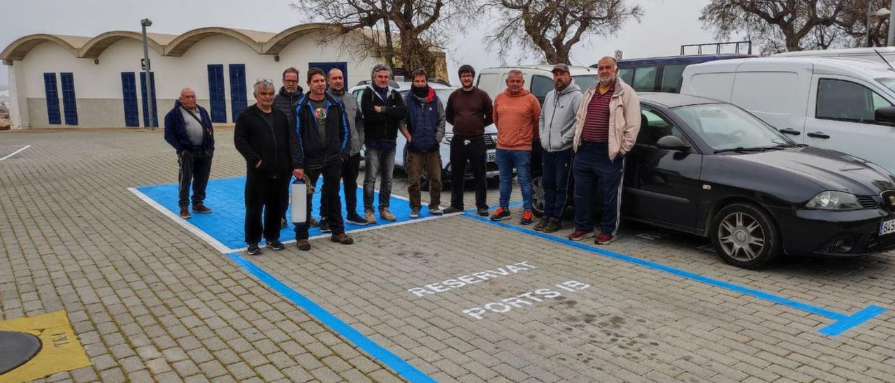 Los pescadores de Cala Bona, contra las restricciones de aparcamiento. | BIEL CAPÓ