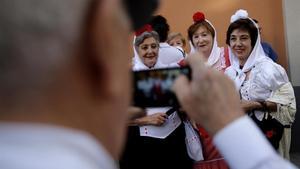 Chulapos y chulapas en las fiestas de la Paloma  en Madrid.