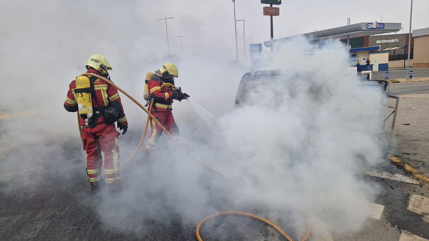 El incendio de un desguace en Coria del Río deja más de media docena de coches calcinados
