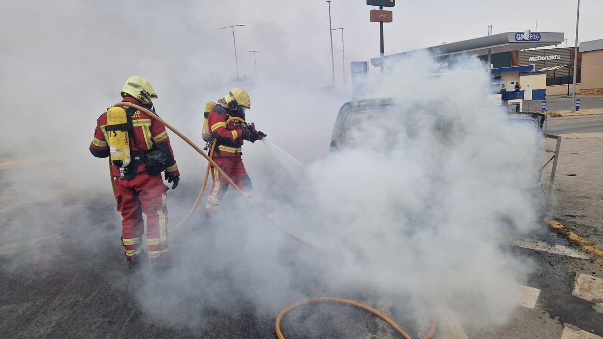 Bomberos sofocan el incendio de un vehículo
