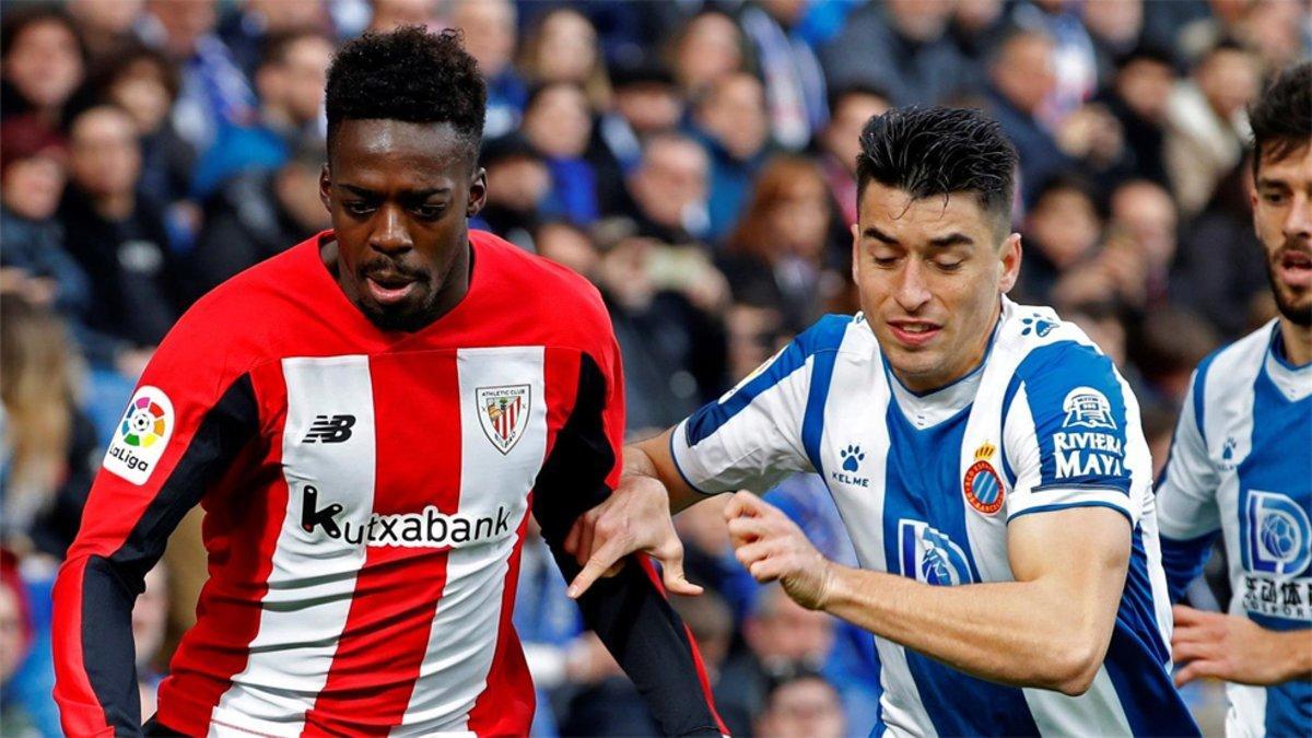 Iñaki Williams y Marc Roca durante el Espanyol-Athletic de La Liga 2020/21