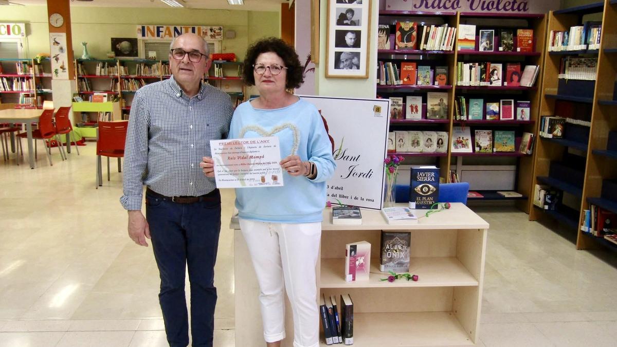 Reis Vidal recibe su diploma como "Lectora del año" de Montaverner