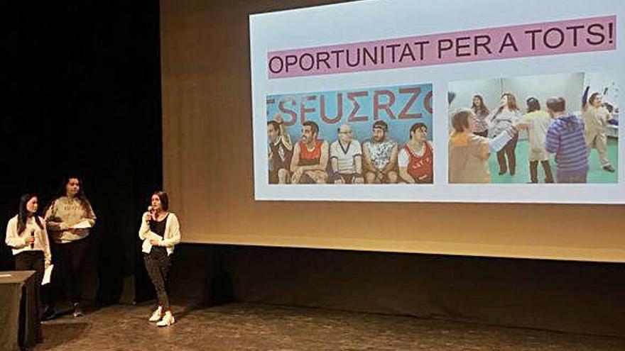 L&#039;exposició d&#039;un dels projectes dels estudiants a l&#039;escenari de l&#039;auditori de l&#039;Ateneu.