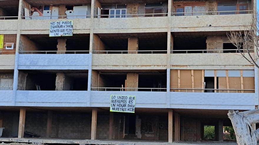 Desalojo de 210 okupas de un edificio en Costa del Silencio