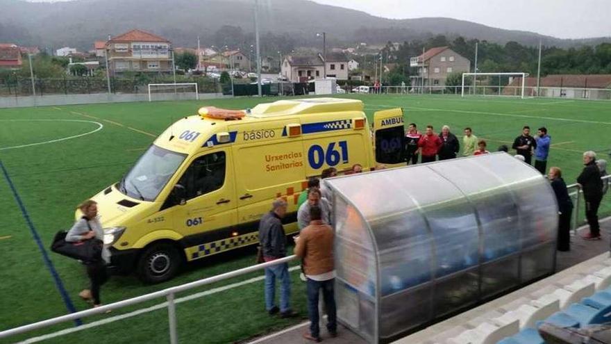 La ambulancia que trasladó al árbitro del Bamio Mosteiro en el interior del campo. // Cedida