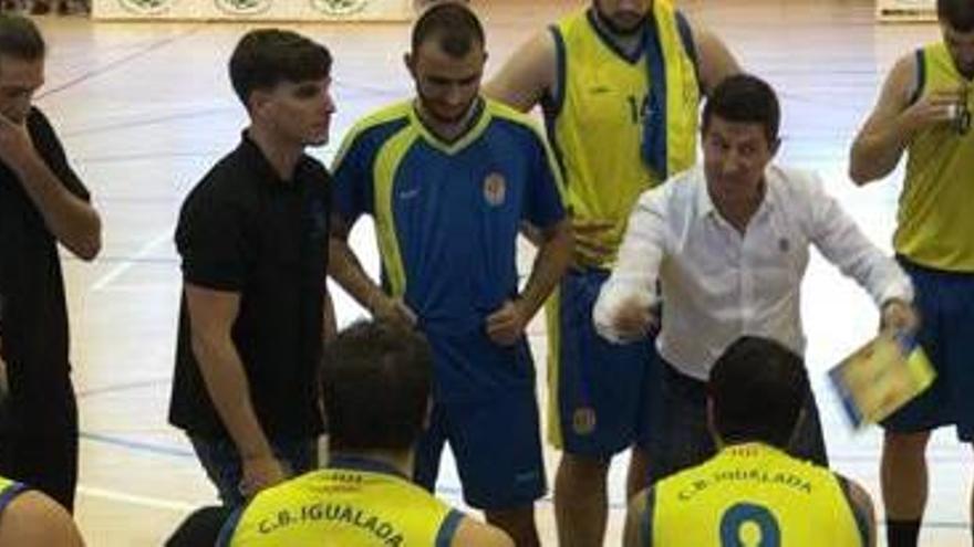 L&#039;entrenador Jordi Martí dona instruccions als seus jugadors