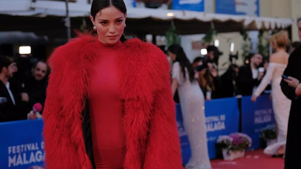 Rojo pasión para  abrirse paso ante la lluvia