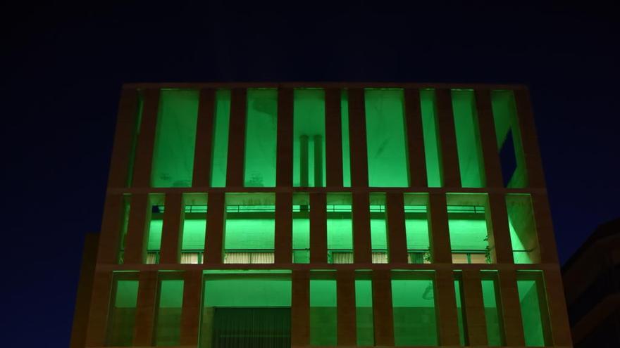 El Moneo iluminado de verde.