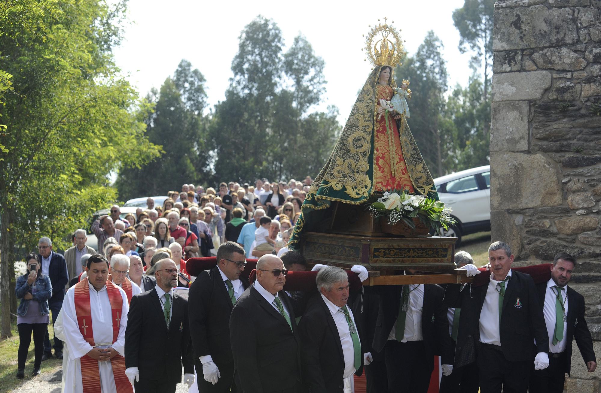 La imagen de la Virgen de O Corpiño salió en procesión.