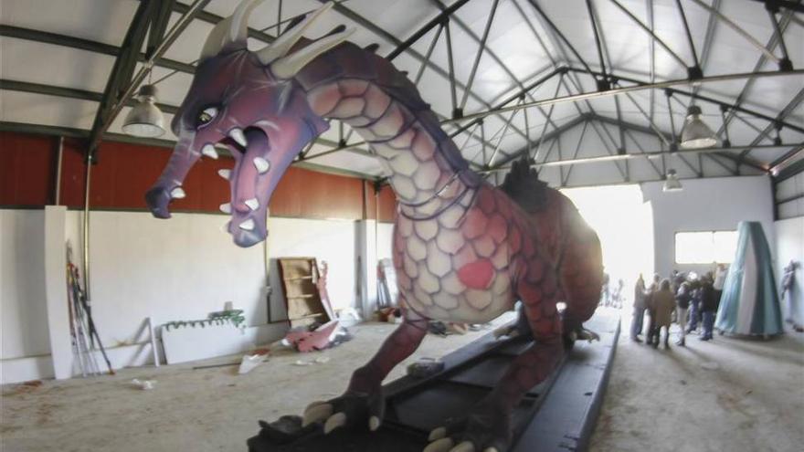 La quema de un dragón de 14 metros de largo y 4 de alto protagoniza la fiesta del patrón de Cáceres