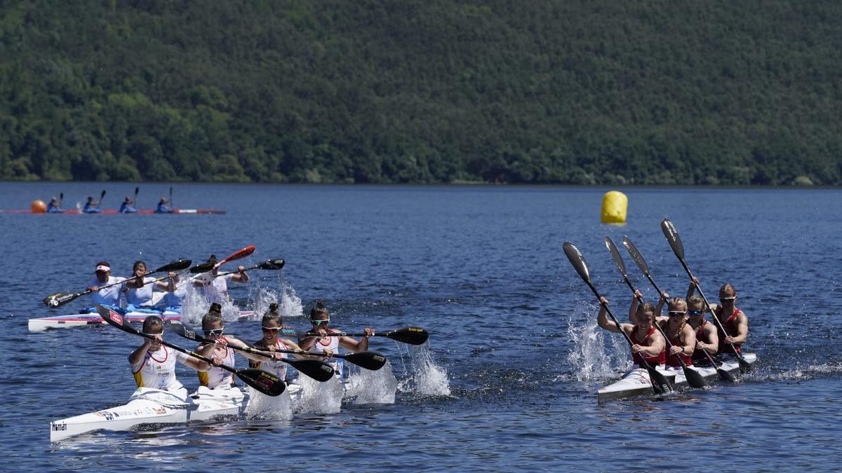 España, en cabeza durante la prueba del K4 Internacional Femenino en la que compitió Eva Barrios.