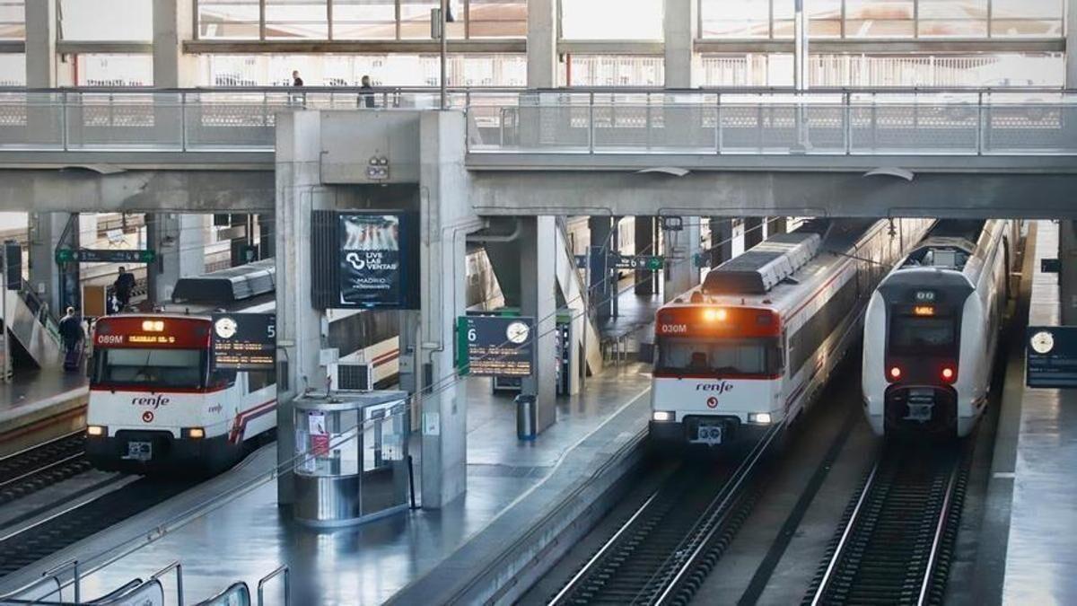 Varios trenes en la estación Córdoba-Julio Anguita.