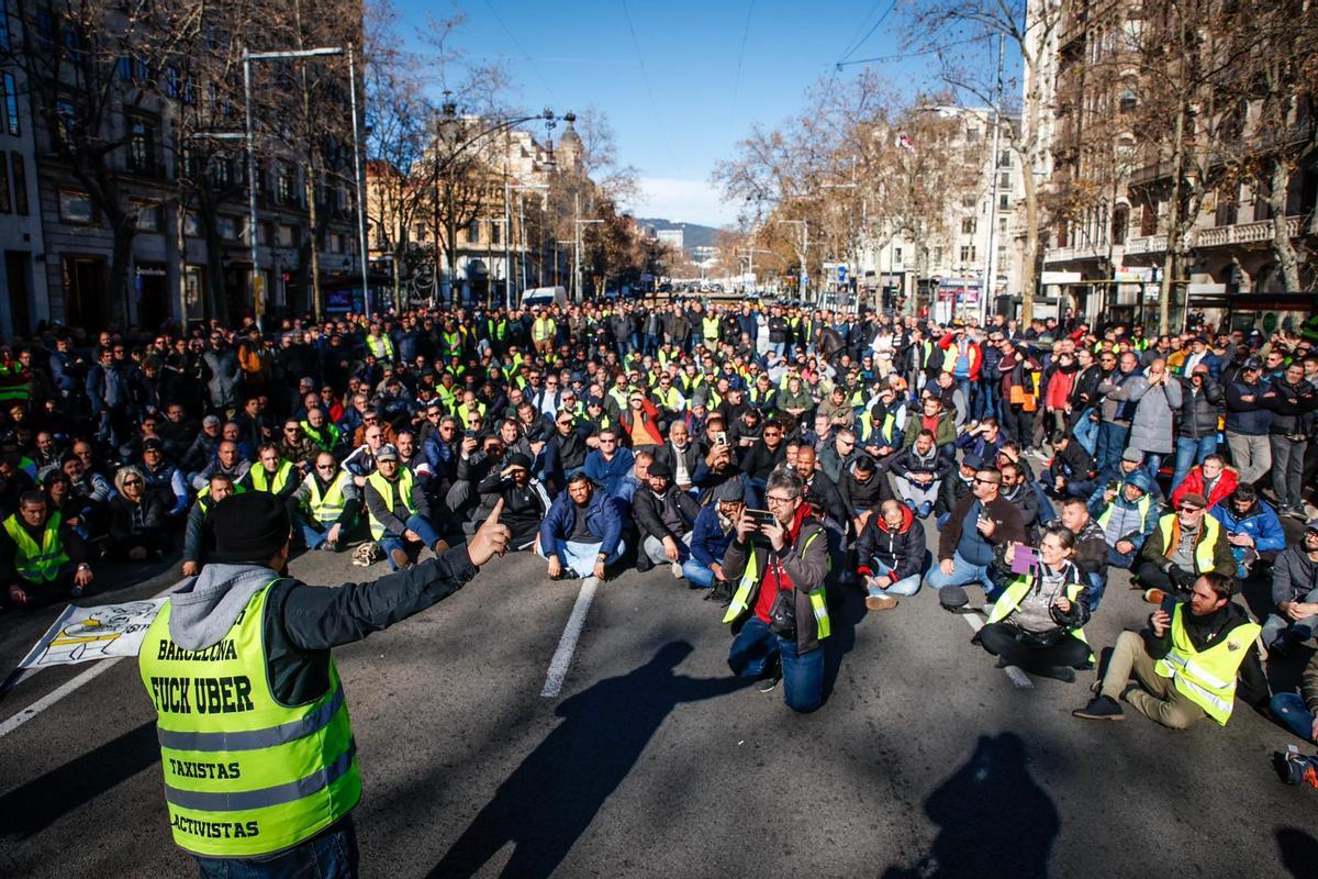 Asamblea del taxi, este miércoles en el paseo de Gràcia.