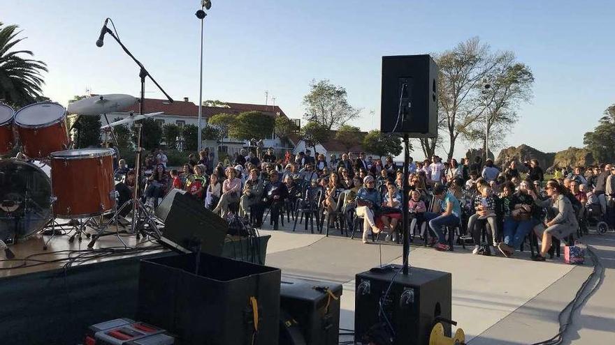 Música, acrobacias y poesía llenan la plaza Esther Pita por Palestina