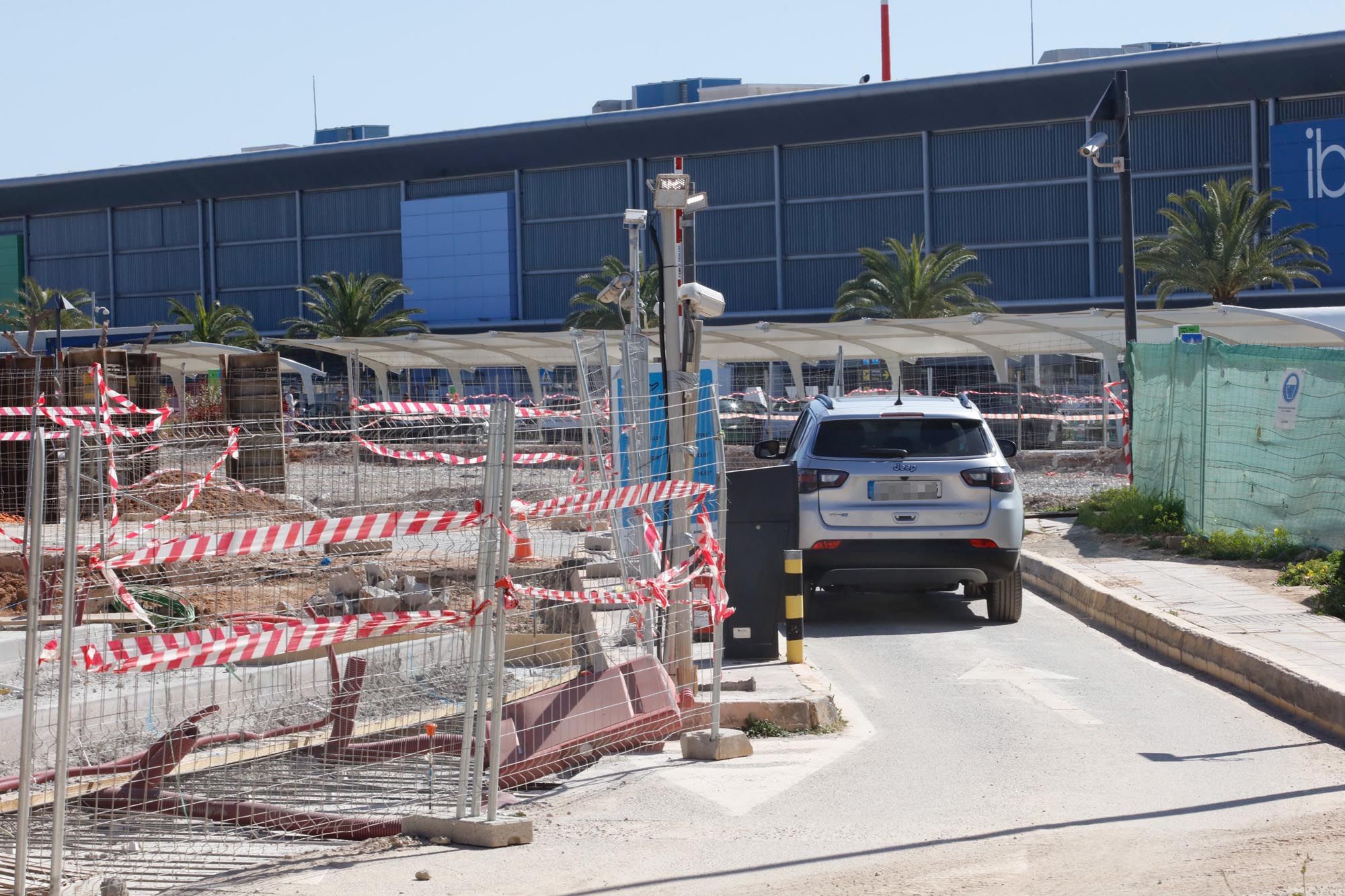 Obras en el aparcamiento del aeropuerto de Ibiza