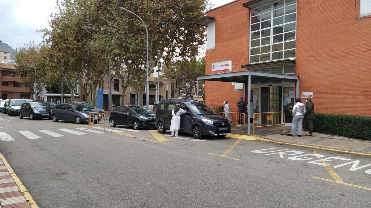 Colas para someterse a PCR en el Centro de Salud de Tavernes