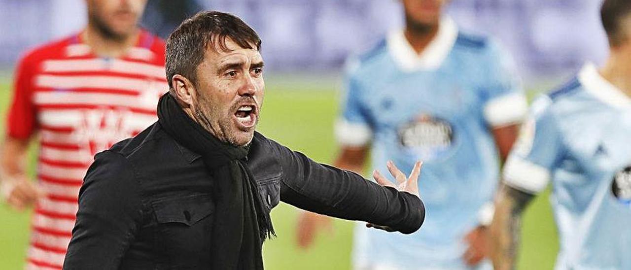 Eduardo Coudet da instrucciones en el Celta-Granada.