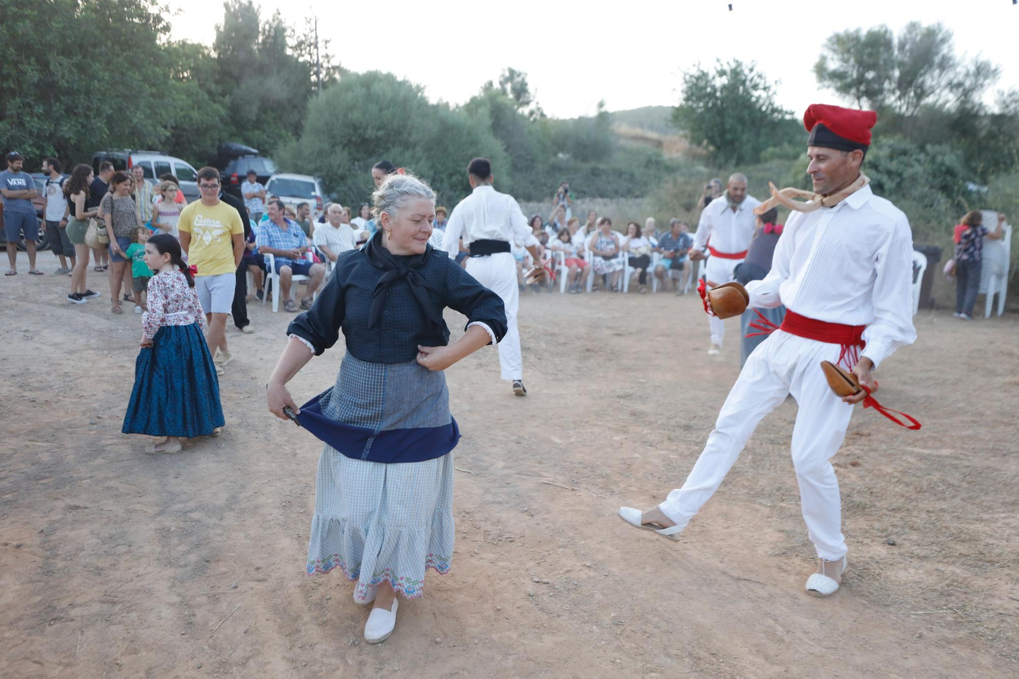 Las imágenes de la 'ballada' popular en el Pou des Escarabats, en Buscastell.