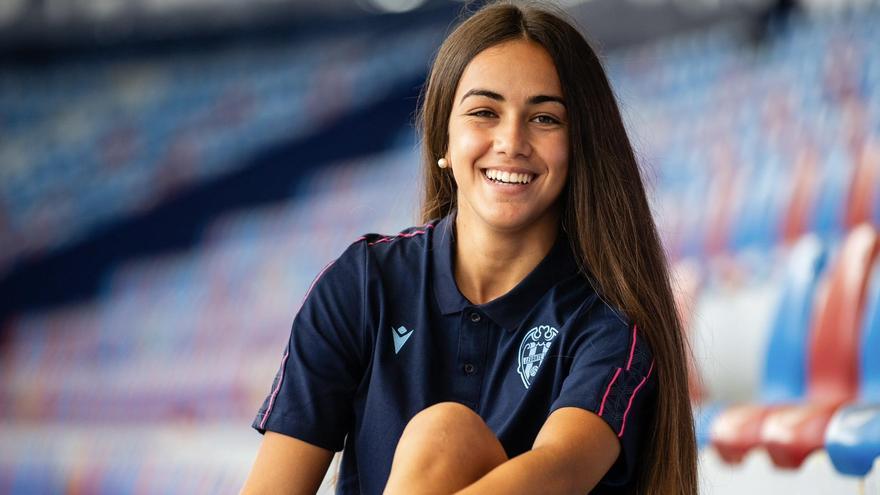 La centrocampista murciana Daniela Arques firma por el Levante