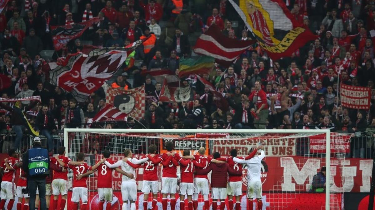 El Bayern celebra con su afición la goleada al Arsenal.