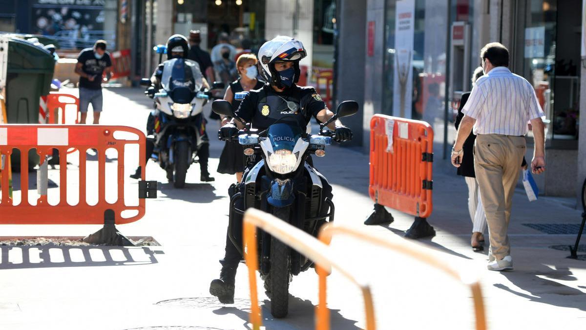 Un policía patrulla con mascarilla. // Gustavo Santos